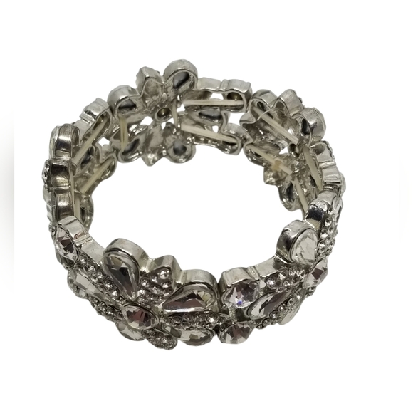 VINTAGE SILVERTONE & WHITE RHINESTONE FLOWER DESIGN STRETCH BRACELET - Picture 6 of 6
